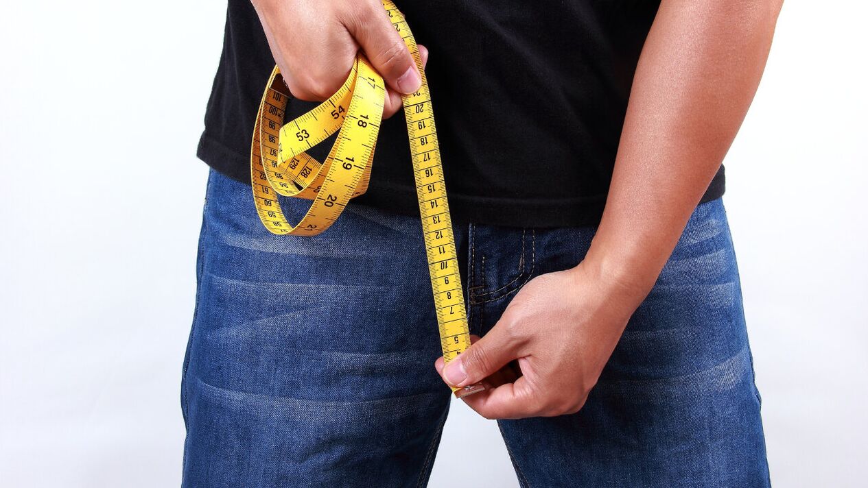 Mann misst den Penis vor der Vergrößerung