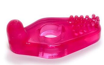 Penisaufsatz stimuliert die Klitoris einer Frau